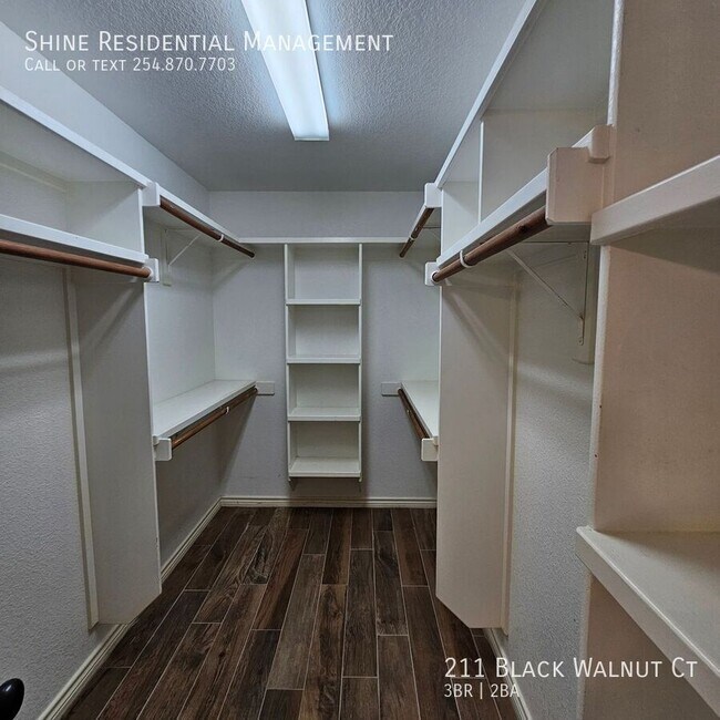 Building Photo - 211 Black Walnut Ct