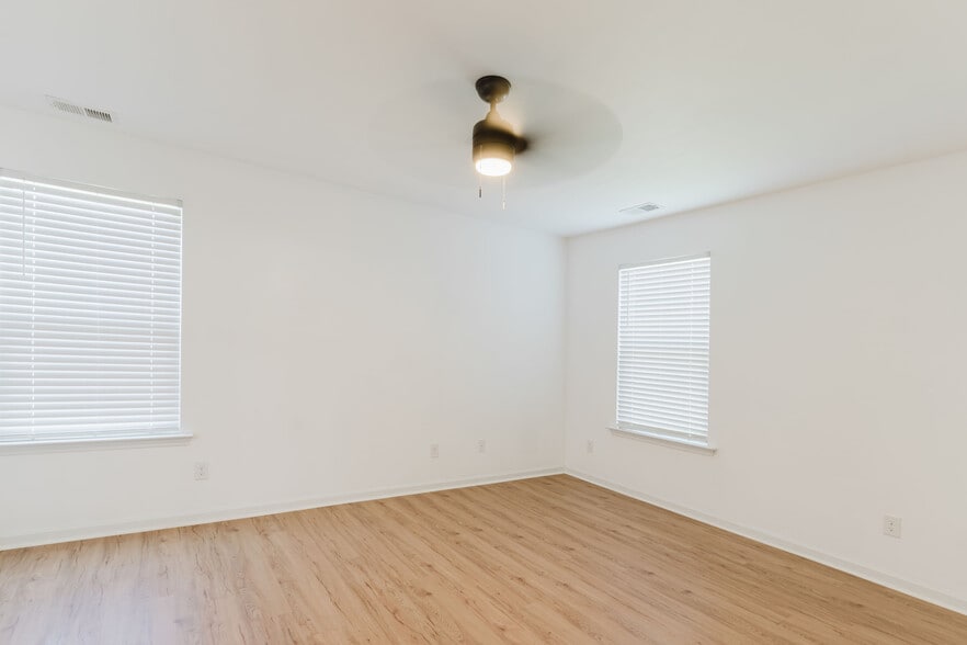 Building Photo - 204 Mascot Ct