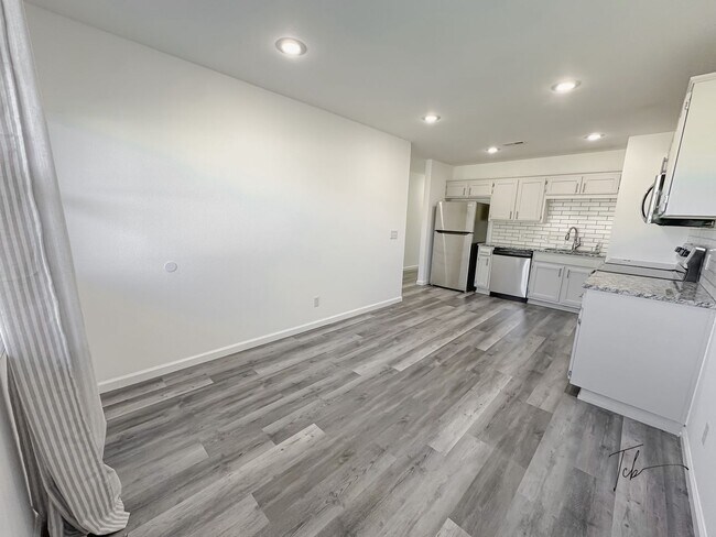 Building Photo - Available Now!  3 Bedroom, 2 Bathroom in Prime Bentonville Location, w/ Garage and Fenced-in Back...