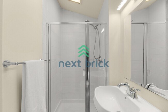 Building Photo - 2 BED 2 BATH TOWNHOME FOR RENT