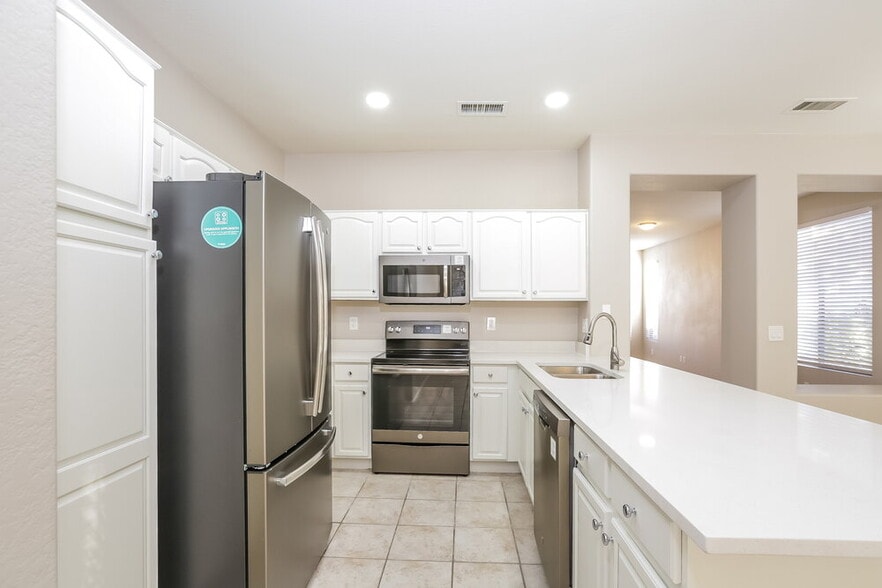 Building Photo - 6651 W Townley Ave