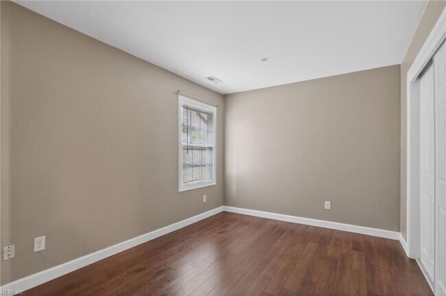 Building Photo - 5677 Rushmere Dr