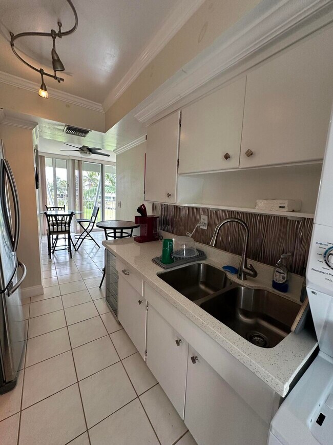 Building Photo - 1221 Hillsboro Mile