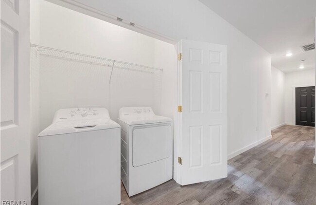 Building Photo - Charming 3BR Duplex in Lehigh Acres