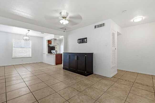 Building Photo - 3 bed 2 bath house with a studio