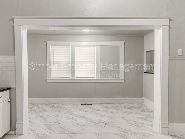 Building Photo - 730 N Louisa Ave