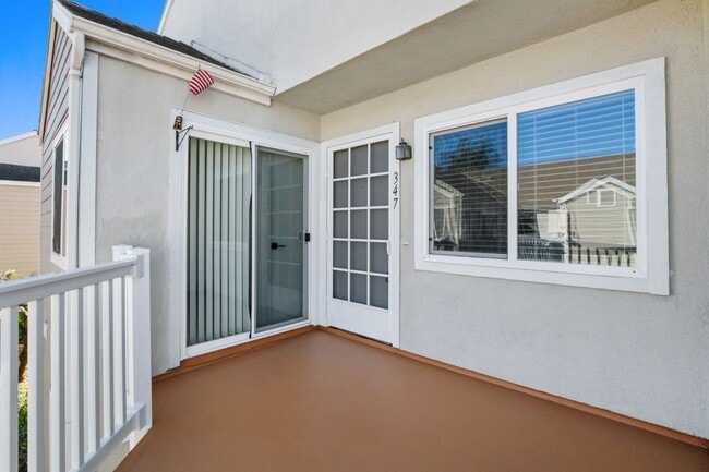 Building Photo - Ocean Views, Fully Remodeled Kitchen,Iconi...