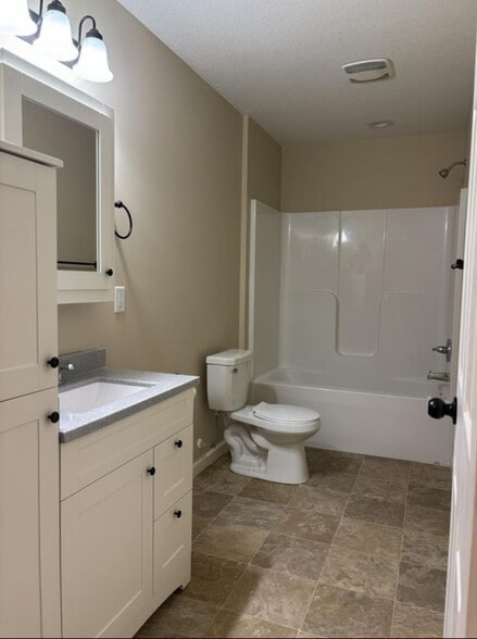 Building Photo - 423 E Cheyenne St