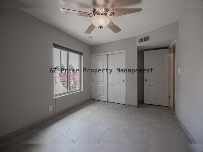 Building Photo - 542 W Pampa Ave