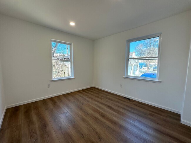 Building Photo - 27 Joyce Kilmer Ave