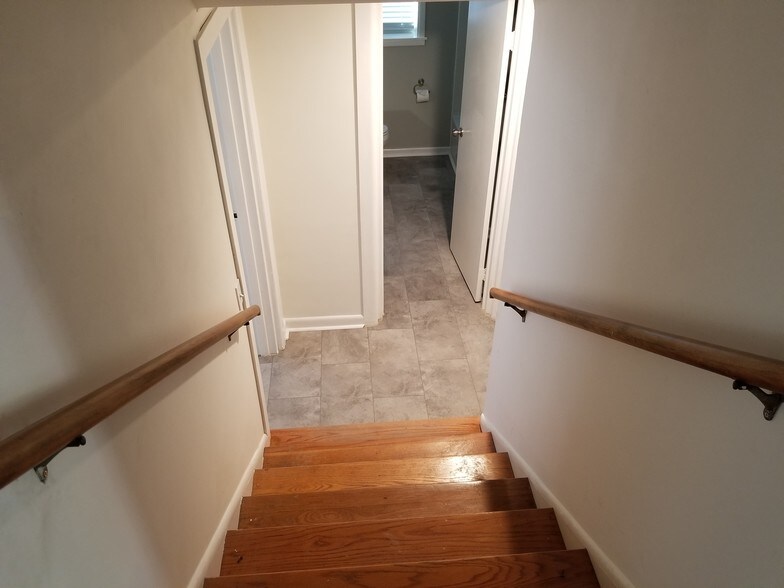 Split level stairway - 312 Harvey Cir