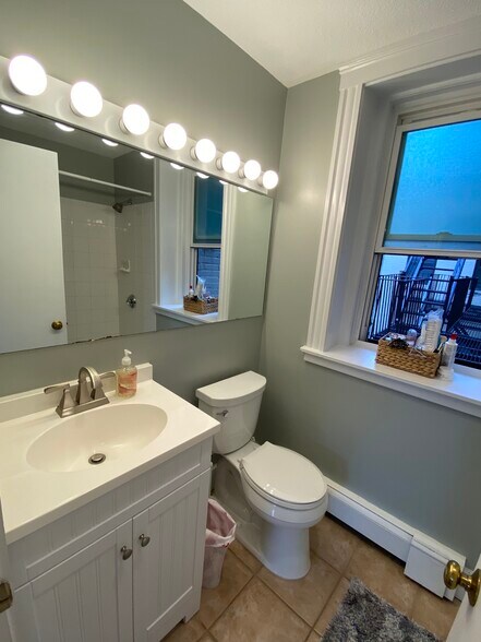 Building Photo - 451 Park Dr