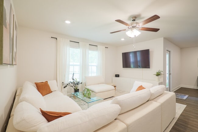 Building Photo - 3021 Reynolda Dr