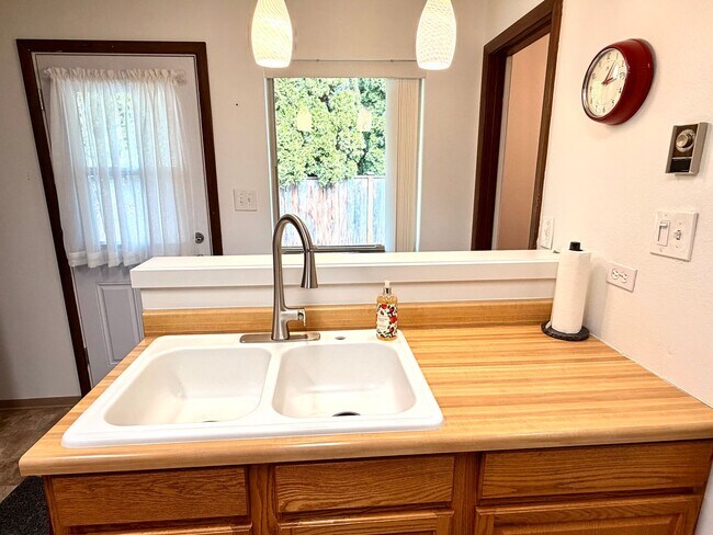 Building Photo - Cozy & Private Fircrest Unit with Garden Space