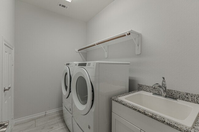 Building Photo - 59 Pioneer Canyon Pl