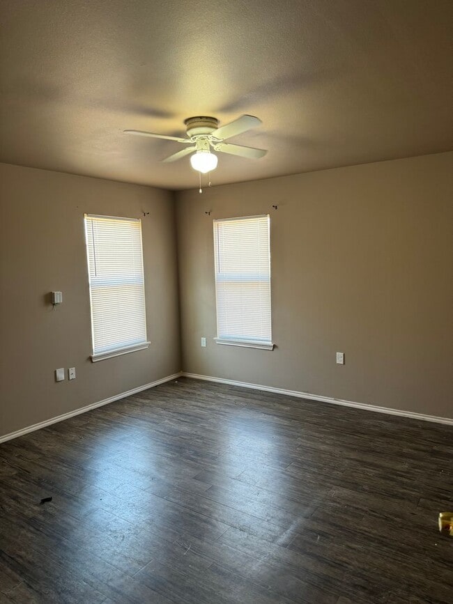 Building Photo - FENCED BACKYARD*Move in SPECIAL*Section 8 approved*