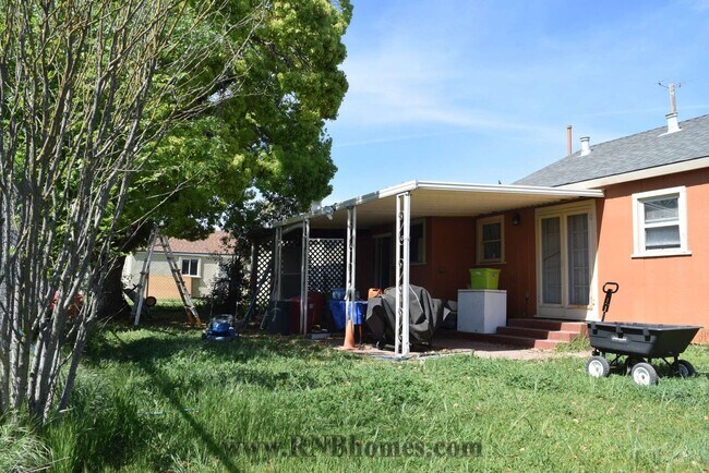 Building Photo - 440 Lampasas Ave