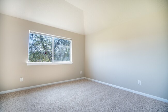 Building Photo - 827 Forest Hillside Ln