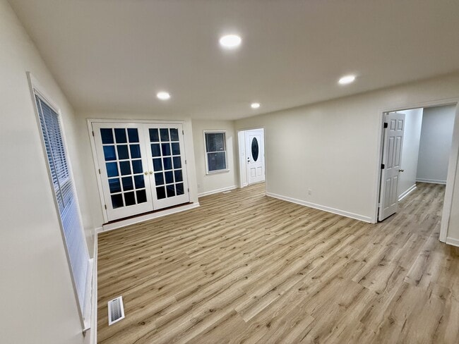 Building Photo - 140 White Oak Cir
