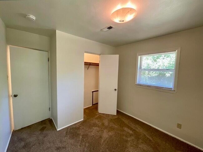 Building Photo - 1715 Menard Dr