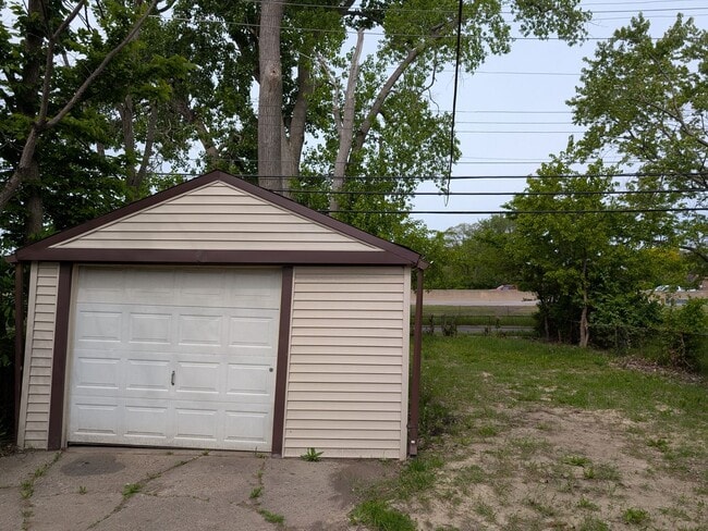 Building Photo - 18493 Fenmore- 2 BEDS & 1 BATH FOR RENT!