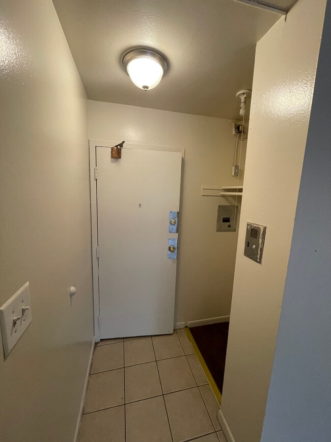 Building Photo - 1533 W Jarvis Ave