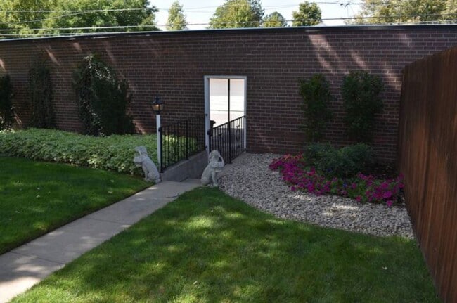 Building Photo - 805 S Ogden St