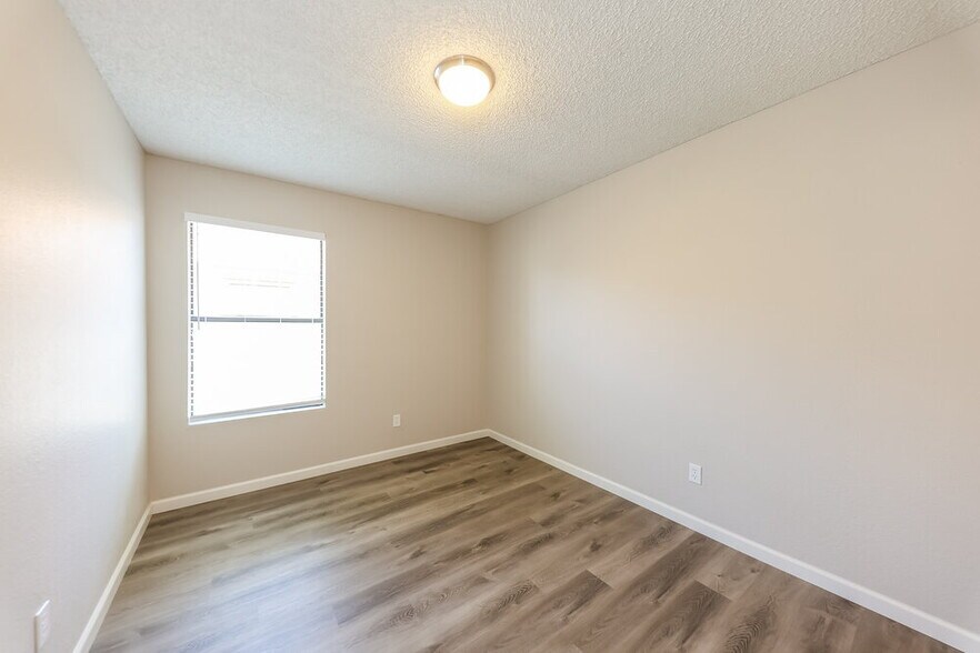 Building Photo - 8938 N 64th Ln