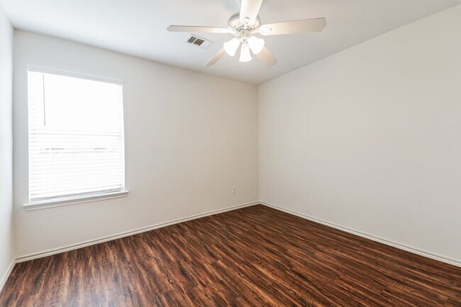 Building Photo - $1850 3/2/2 with office/flex space in family friendly neighborhood in Forney!