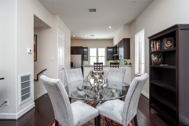 Building Photo - 2110 Shearn St