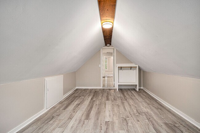Building Photo - $950 2 Bedroom 1 bathroom apartment Fully ...