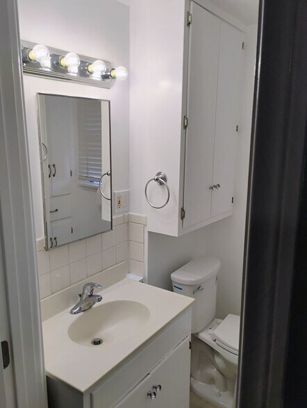 Building Photo - 664 W 3rd St