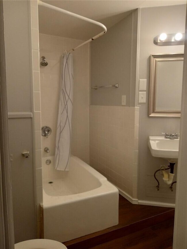 Building Photo - 4 bedroom 2 bath