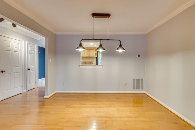 Building Photo - Fantastic townhome in Alexandria