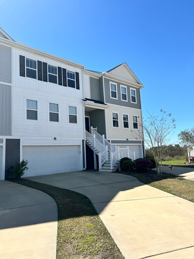 Building Photo - 575 McLernon Trce