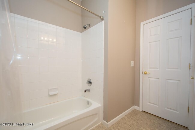 Building Photo - 2704 Bradford Commons Dr