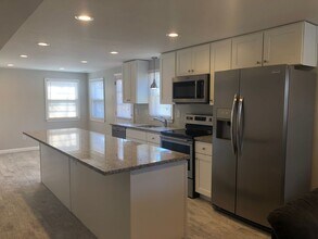 Building Photo - Newly Renovated 6-bedroom 3-bathroom house for rent! Available 6/1/2026