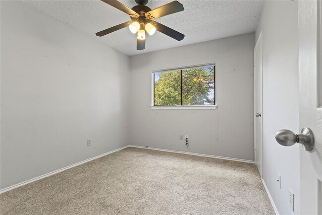 Building Photo - 5606 Shreveport Dr