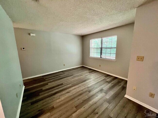 Building Photo - 2114 Hollyhill Rd