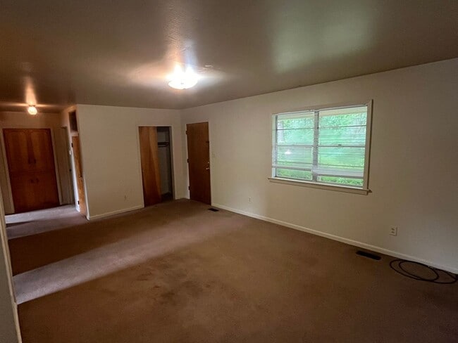 Building Photo - 105 Ave 3 NW