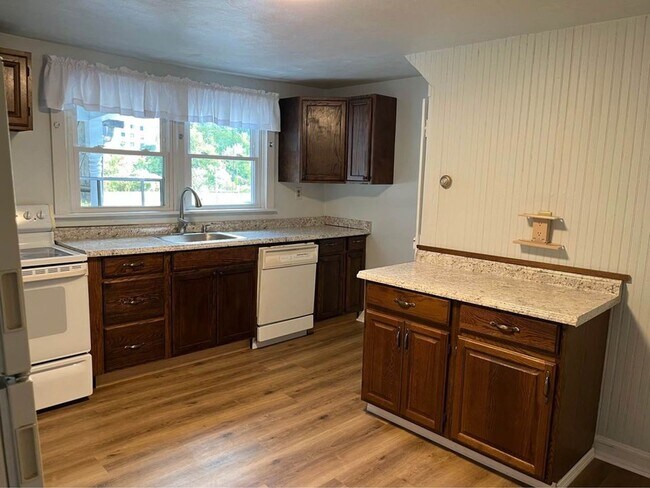 Building Photo - Two bedroom in the Bentworth School DIstrict!