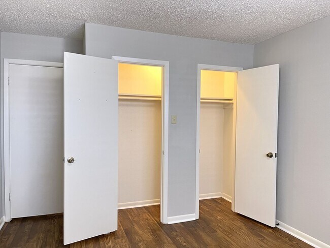 Building Photo - Convenient location close to shopping and Hwy 6!