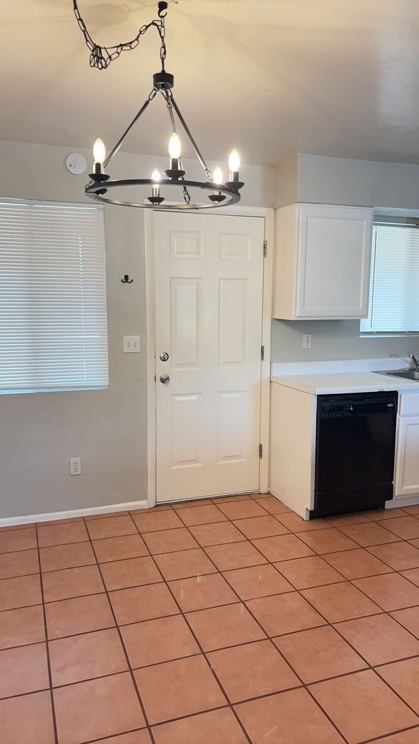 Building Photo - Beautiful 3 bedroom, 2 bath townhouse available