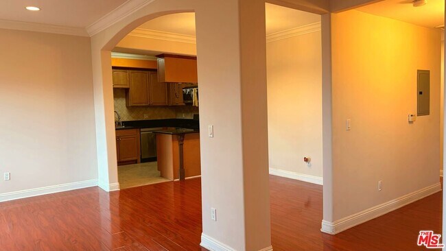 Building Photo - 421 E Santa Anita Ave