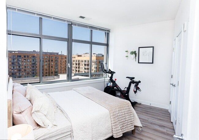 Building Photo - Spacious PENTHOUSE unit has it all! Light filled 1BR/1BA + DEN condo