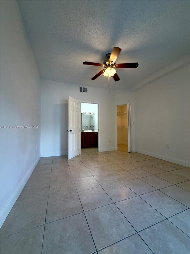 Building Photo - 2550 SW 18th Terrace