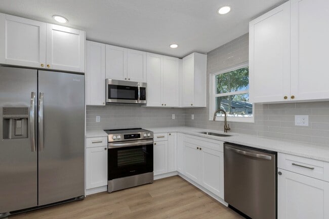 Building Photo - 2710 Boca Ciega Dr N