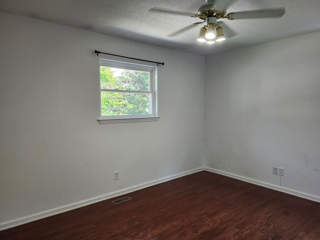 Building Photo - 3 Bedroom 2 bath home in North Hixson TN