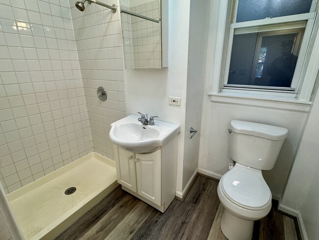 Building Photo - 6042 N Kenmore Ave