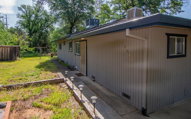 Building Photo - 2 Bedroom North Redding Home with Bonus Room. Completely Fenced!